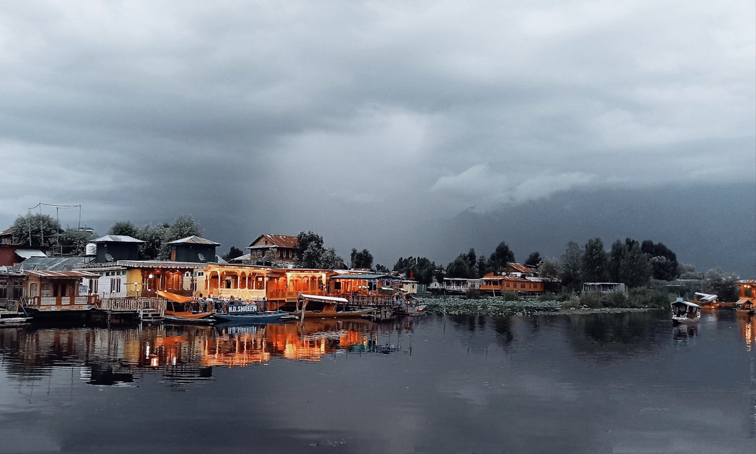 Kashmir for Couples: Romantic Tour Packages for Honeymooners and Lovebirds